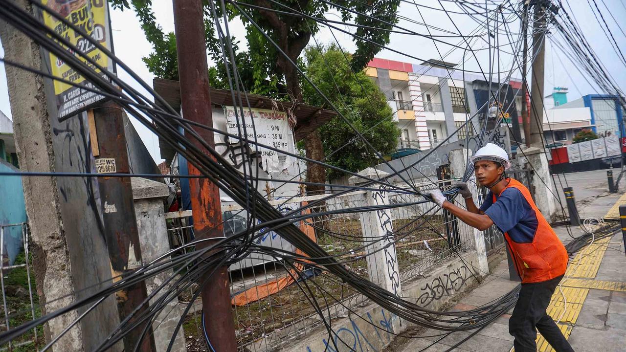 FOTO: Penertiban Kabel Udara di  Depok