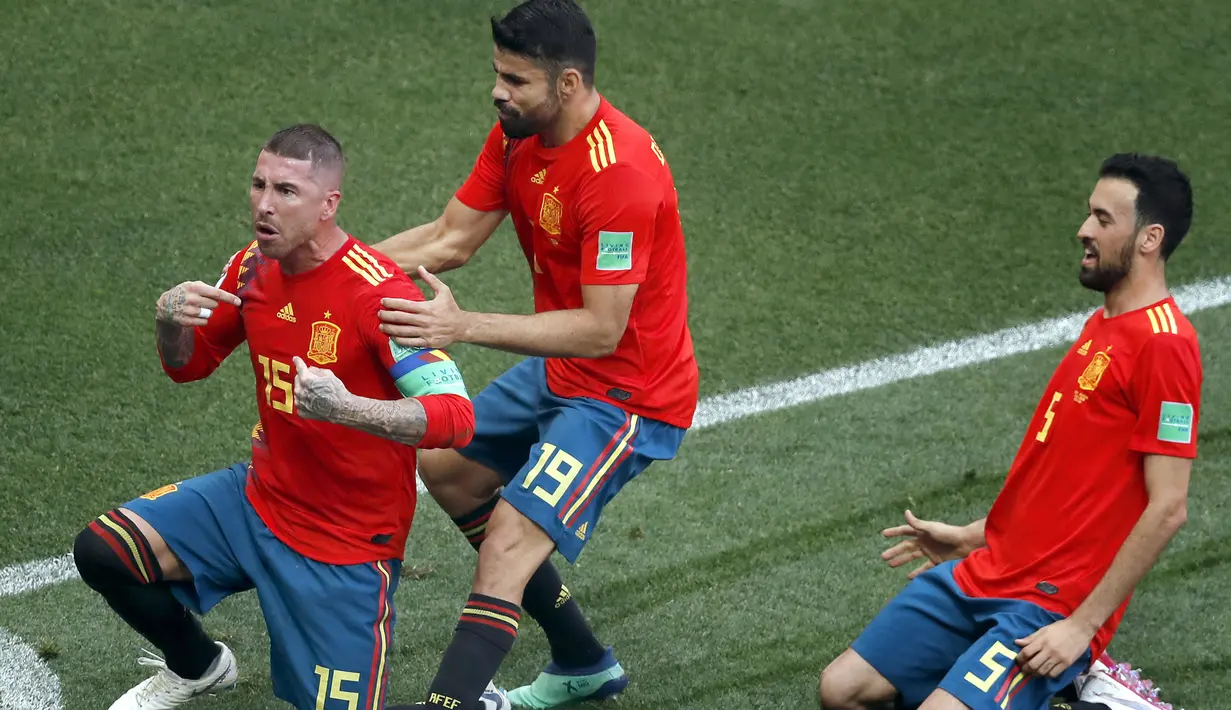 Pemain Rusia, Artyom Dzyuba merayakan golnya ke gawang Spanyol pada laga 16 besar di Luzhniki Stadium, Moskow, Rusia, (1/7/2018). Rusia dan Spanyol bermain imbang 1-1. (AP/Antonio Calanni)