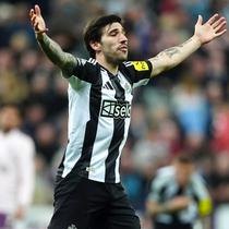 Pemain Newcastle United, Sandro Tonali, memohon kepada wasit selama pertandingan Liga Primer Inggris antara Brentford dan Newcastle United di St James' Park di Newcastle upon Tyne, Inggris, Kamis dini hari WIB (3-4-2025). (Owen Humphreys/PA via AP)