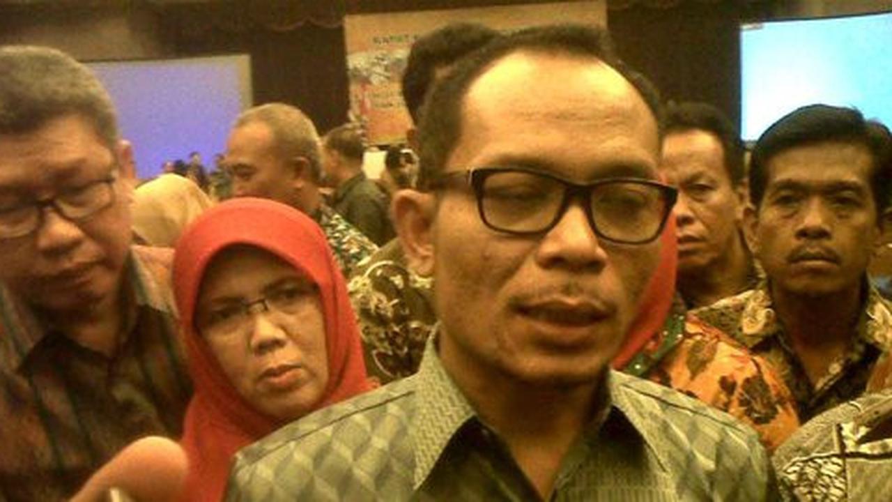 Menaker Hanif bagikan buku & uang buat 1.350 pekerja anak di Jateng