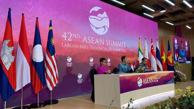 Konferensi pers oleh Presiden RI Joko Widodo (Jokowi) didampingi oleh Menlu Retno Marsudi dan Mensesneg Pratikno usai KTT ke-42 ASEAN 2023 di Media Center, Labuan Bajo, Nusa Tenggara Timur (NTT), Kamis (11/5/2023). (Liputan6/Benedikta Miranti)