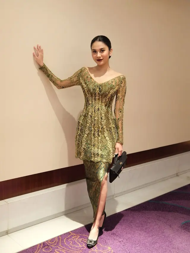 8 Pesona Azizah Salsha yang Selalu Jinjing Tas Branded dalam Balutan Kebaya hingga Kasual Ala Anak Skena