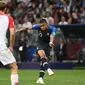 Striker timnas Prancis Kylian Mbappe, menendang bola ke gawang Kroasia pada pertandingan sepak bola final Piala Dunia 2018 di Stadion Luzhniki, Moskow (15/7). Kylian Mbappe mencetak gol pada menit ke-65. (AFP PHOTO / Jewel Samad)