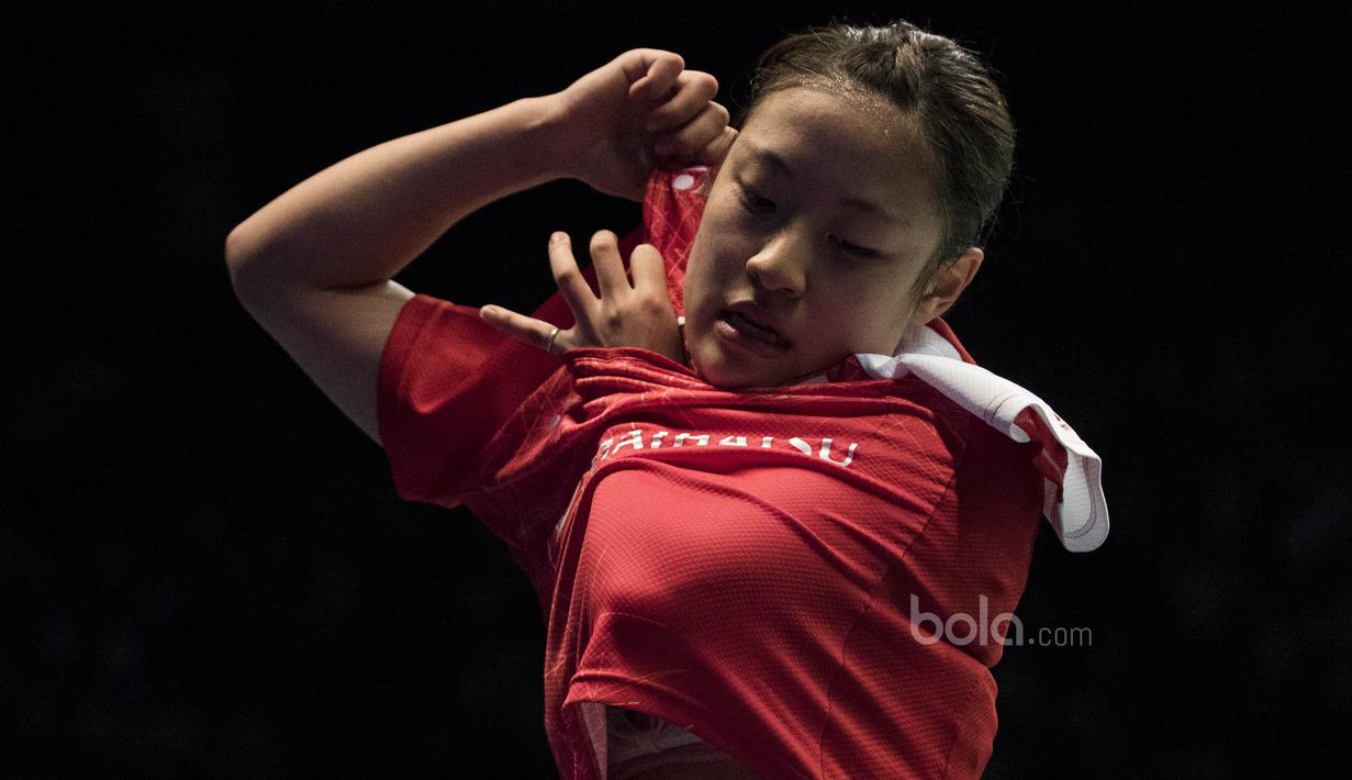 Ritual ganti baju selalu dilakukan oleh Nozomi Okuhara saat dirinya bertanding. (Bola.com/Vitalis Yogi Trisna)