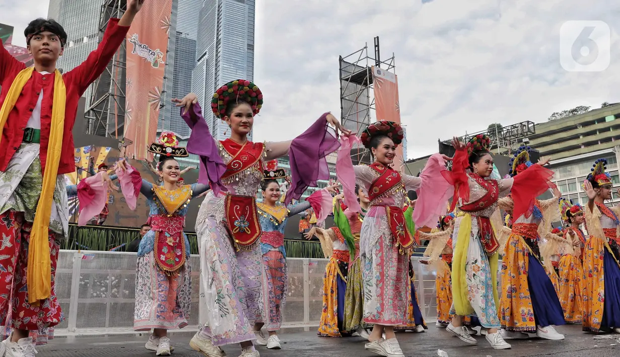 Perhelatan seni kolosal ini diikuti lebih dari 5.000 pesilat dan 2.000 penari Betawi. (Liputan6.com/Angga Yuniar)
