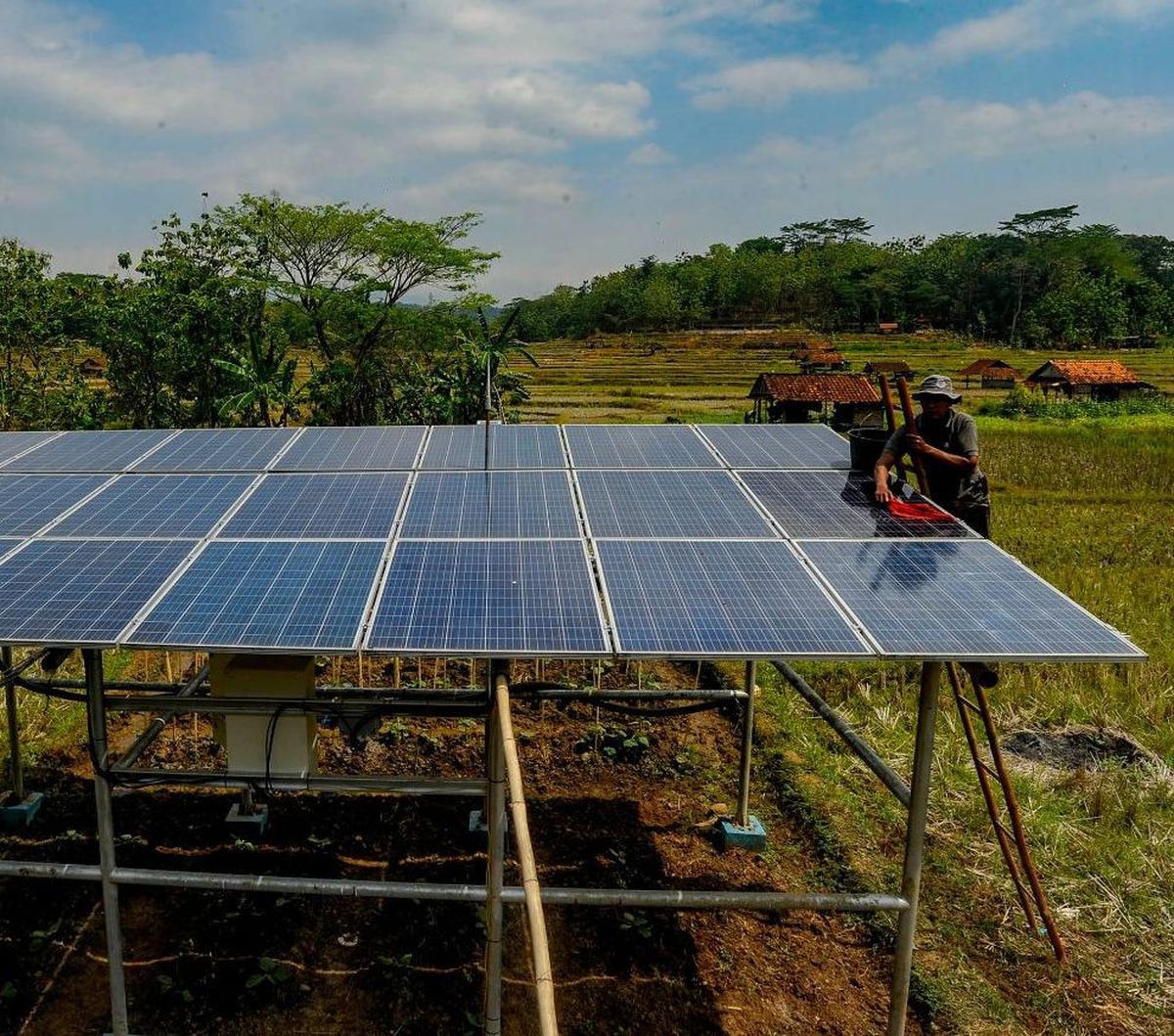 Penampakan panel surya yang dipasang pada areal pertanian di Cikaduwetan Kabupaten Kuningan Jawa Barat , Rabu (23/08/2023).<div>Para petani wilayah itu memanfaatkan panel surya untuk mengangkat air dari aliran sungai&nbsp; menuju lahan persawahan.</div>