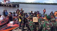 Pengiriman obat untuk mengatasi wabah campak dan gizi buruk di Asmat, dilakukan lewat jalur sungai. (Liputan6.com/Katharina Janur)