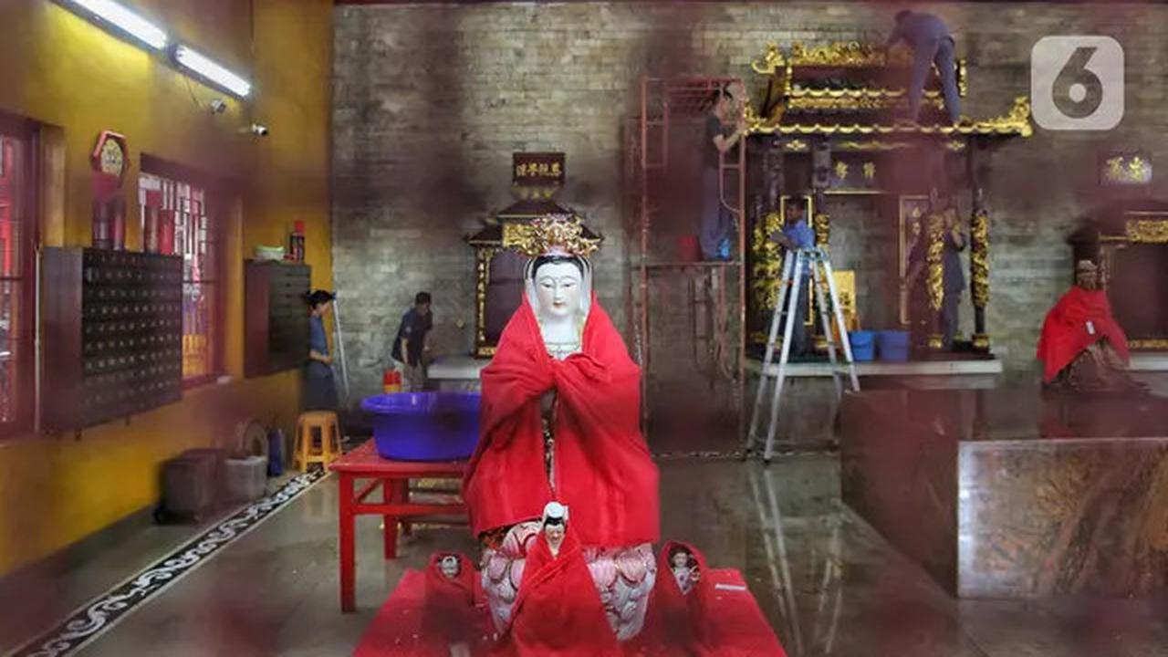 Melihat Ritual Bersih-bersih Patung dan Vihara Amurva Bhumi Jakarta