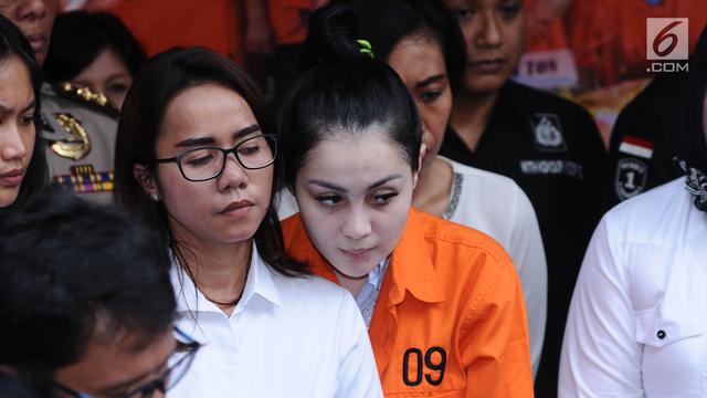 Kado Tahun Baru, Jennifer Dunn Kenakan Baju Tahanan No 09