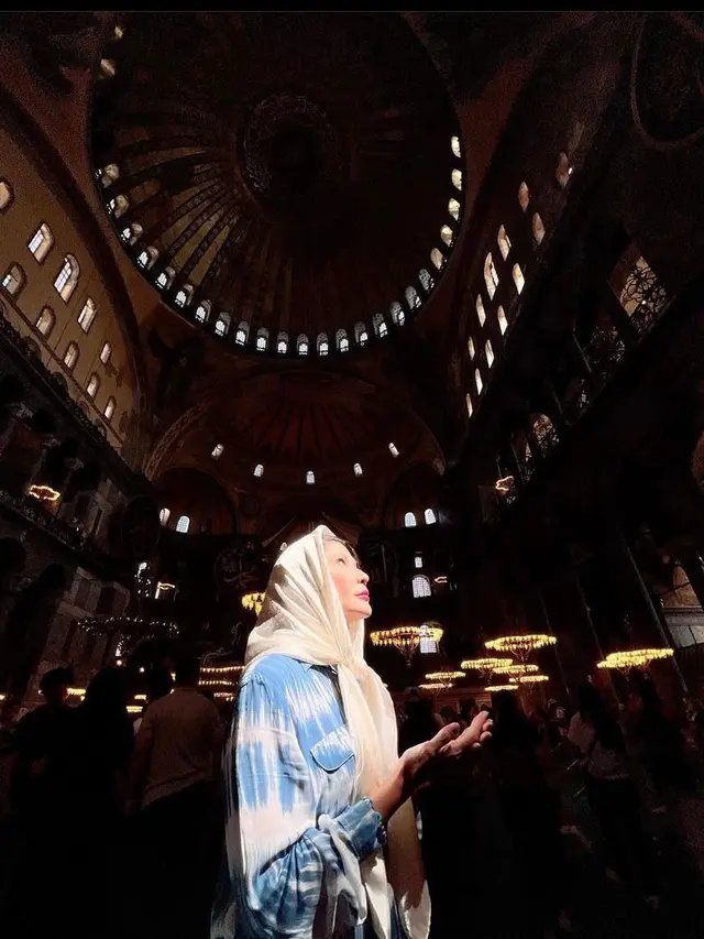 8 Potret Menawan Tamara Bleszynski Pakai Kerudung saat Liburan di Turkiye