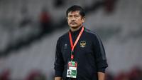 Pelatih kepala Timnas Indonesia U-22, Indra Sjafri saat laga uji coba internasional antara Timnas Indonesia U-22 melawan Timnas Lebanon U-22 di Stadion Utama Gelora Bung Karno (SUGBK), Senayan, Jakarta, Jumat (14/04/2023). Pertandingan ini menjadi salah satu bentuk persiapan untuk SEA Games 2023 di Kamboja. (Bola.com/Bagaskara Lazuardi)