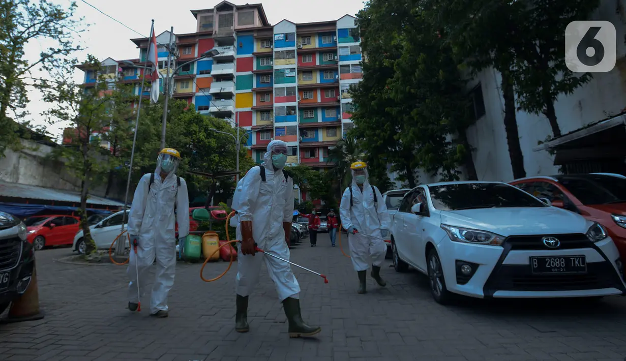 Petugas PMI bersiap menyemprotkan cairan disinfektan di Rusun Benhil, Jakarta, Sabtu (4/4/2020). Penyemprotan ini dilakukan untuk pencegahan penyebaran virus COVID-19. (merdeka.com/Imam Buhori)
