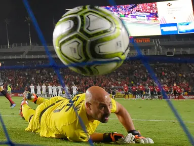 Kiper AC Milan, Pepe Reina melihat bola yang dilesakkan oleh gelandang Manchester United Ander Herrera saat adu penalti dalam International Champions Cup (ICC) 2018 di Carson, California, Amerika Serikat, Rabu (25/7). (AP Photo/Mark J. Terrill)