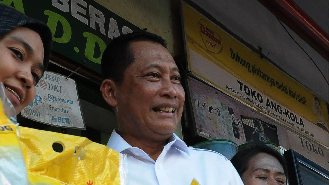 "Kami pantau secara terus menerus situasi sekarang ini dan dengan kekuatan stok cadangan beras pemerintah yang dikuasai Bulog saat ini sebanyak 1,6 juta ton maka kami yakinkan kepada seluruh masyarakat untuk tidak perlu khawatir karena Bulog memiliki stok