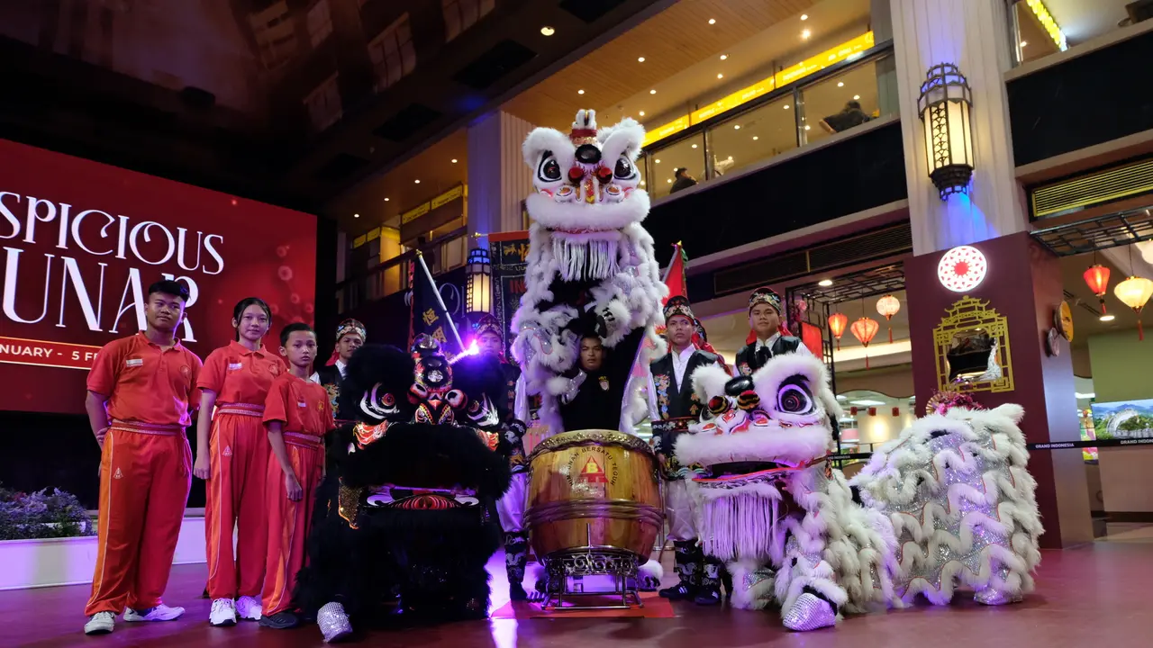 Para seniman barongsai dari Himpunan Bersatu Teguh dari Padang, Sumatra Barat, beraksi di Grand Indonesia Jakarta, 20 Januari 2023. (Foto: Dok. Tim Grand Indonesia)