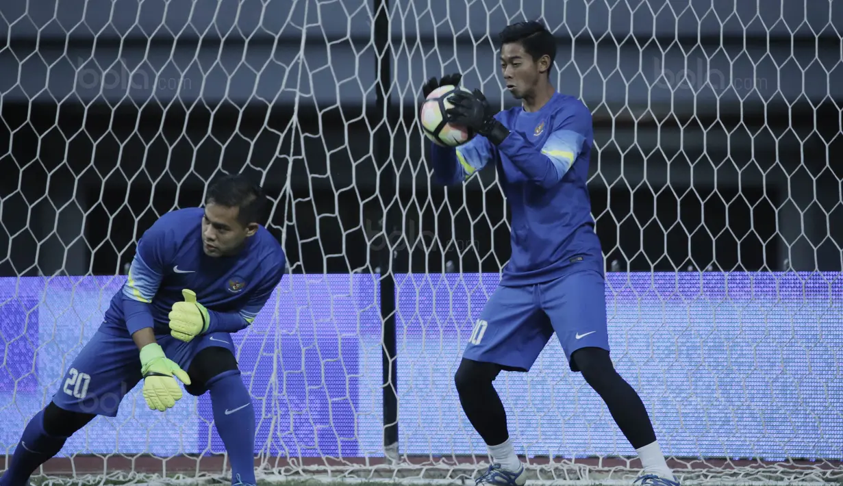 Kiper timnas Indonesia, Andritany dan Satria Tama mengikuti sesi latihan jelang laga melawan Fiji di Stadion Patriot, Bekasi, Jumat, (1/9/2017). Indonesia akan menjalani laga Persahabatan melawan Fiji. (Bola.com/M Iqbal Ichsan)
