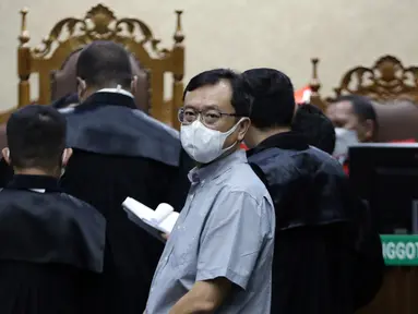 Terdakwa dugaan korupsi PT Asabri, Benny Tjokrosaputro (tengah) saat mengikuti sidang lanjutan di Pengadilan Negeri Jakarta Pusat, Selasa (11/1/2022). Benny Tjokrosaputro merupakan terdakwa dugaan korupsi PT Asabri dengan kerugian negara sebesar Rp 22,788 triliun. (Liputan6.com/Helmi Fithriansyah)