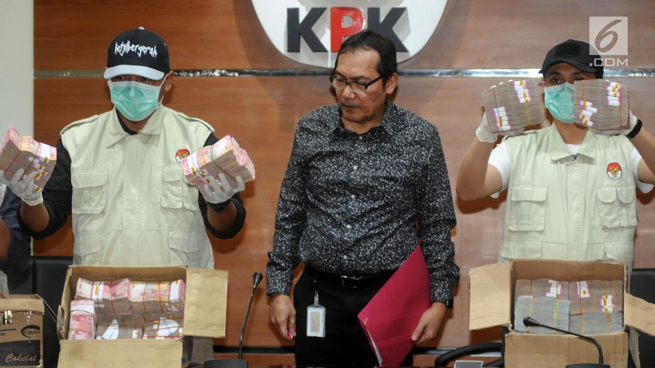 KPK Tunjukkan Uang Rp 2,5 Miliar Hasil OTT Blitar dan Tulungagung