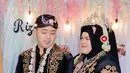 Layaknya pengantin Jawa, busana pengantin Nurul Akmal dilengkapi dengan angkin merah dan kain Batik [@nurulakmal_12]