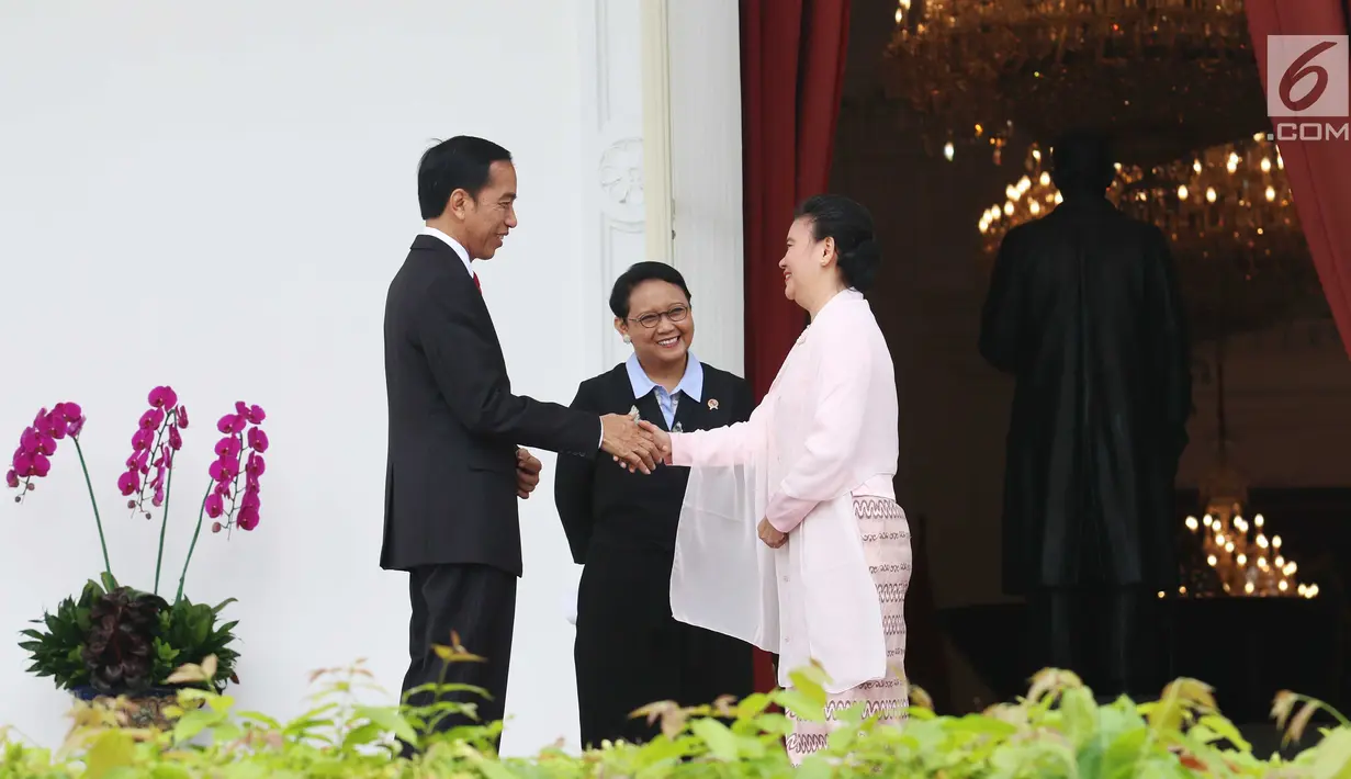 Presiden Jokowi berjabat tangan dengan Dubes Myanmar untuk RI Ei Ei Khin Aye usai Penyerahan surat-surat kepercayaan Dubes Luar Biasa dan Berkuasa Penuh (LBBP) untuk Republik Indonesia di Istana Merdeka, Jakarta, Selasa (12/9). (Liputan6.com/Angga Yuniar)