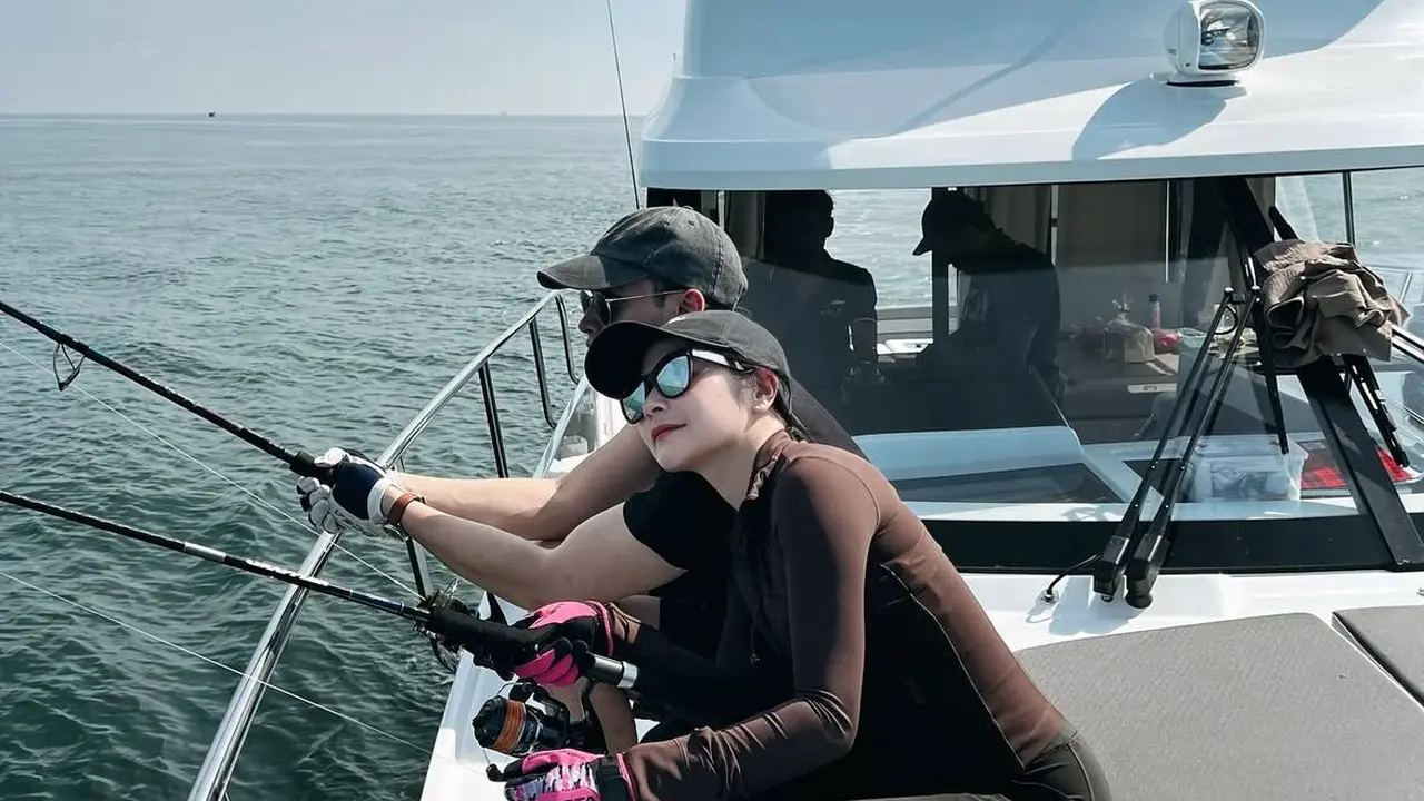 Prilly Latuconsina dan Omara Ngedate di Laut (Instagram/@prillylatuconsina96)