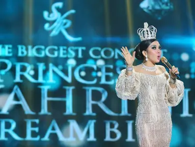 Penyanyi Syahrini tampil dalam konser bertajuk The Biggest Concert 'Dream Big' di Studio Emtek, Jakarta, Jumat (29/1). Syahrini terlihat percaya diri dengan gaun putih bertabur perhiasan mewah dan mengenakan mahkota indah. (Liputan6.com/Faizal Fanani)