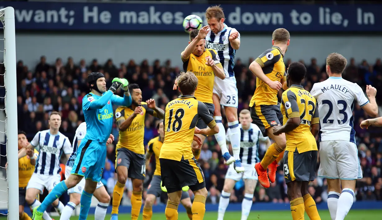 Bek West Bromwich Albions, Craig Dawson, menyundul bola ke gawang Arsenal pada lanjutan Premier League 2016-2017. Craig Dawson, menjadi mimpi buruk Arsenal lewat dua golnya dan satu gol lagi disumbang oleh Hal Robson Kanu. (EPA/Tim Keeton).
