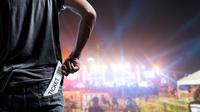 Ilustrasi seseorang memegang tiket konser. (Foto: Shutterstock)