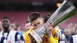 Kiper Tottenham Guglielmo Vicario mencium trofi Liga Europa&nbsp;setelah mengalahkan Manchester United di San Mames,&nbsp;Kamis (22/5/2025). (AP Photo/Jose Breton)