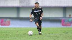 Sayap kiri Timnas Lebanon, Majed Osman saat ini tengah menjalani musim kedua bersama Dewa United di BRI Liga 1 2023/2024. Ramadan tahun 2024 ini menjadi kali kedua dirinya melaksanakan ibadah puasa di Indonesia, keduanya bersama Dewa United. (Bola.com/Bagaskara Lazuardi)