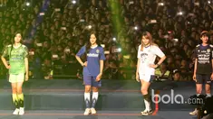 Model mengenakan contoh jersey baru Persib Bandung yang baru pada Launching di Stadion Siliwangi, Bandung, Minggu (2/4/2017). Jersey baru tersebut akan digunakan Persib Bandung untuk mengarungi Liga 1 Indonesia. (Bola.com/Nicklas Hanoatubun)