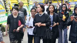 Warga berjalan di sekitar tempat persemayaman Ani Yudhoyono di Puri Cikeas, Bogor, Jawa Barat, Minggu (2/6/2019). Ani Yudhoyono akan dimakamkan secara militer di TMP Kalibata. (Liputan6.com/Immanuel Antonius)