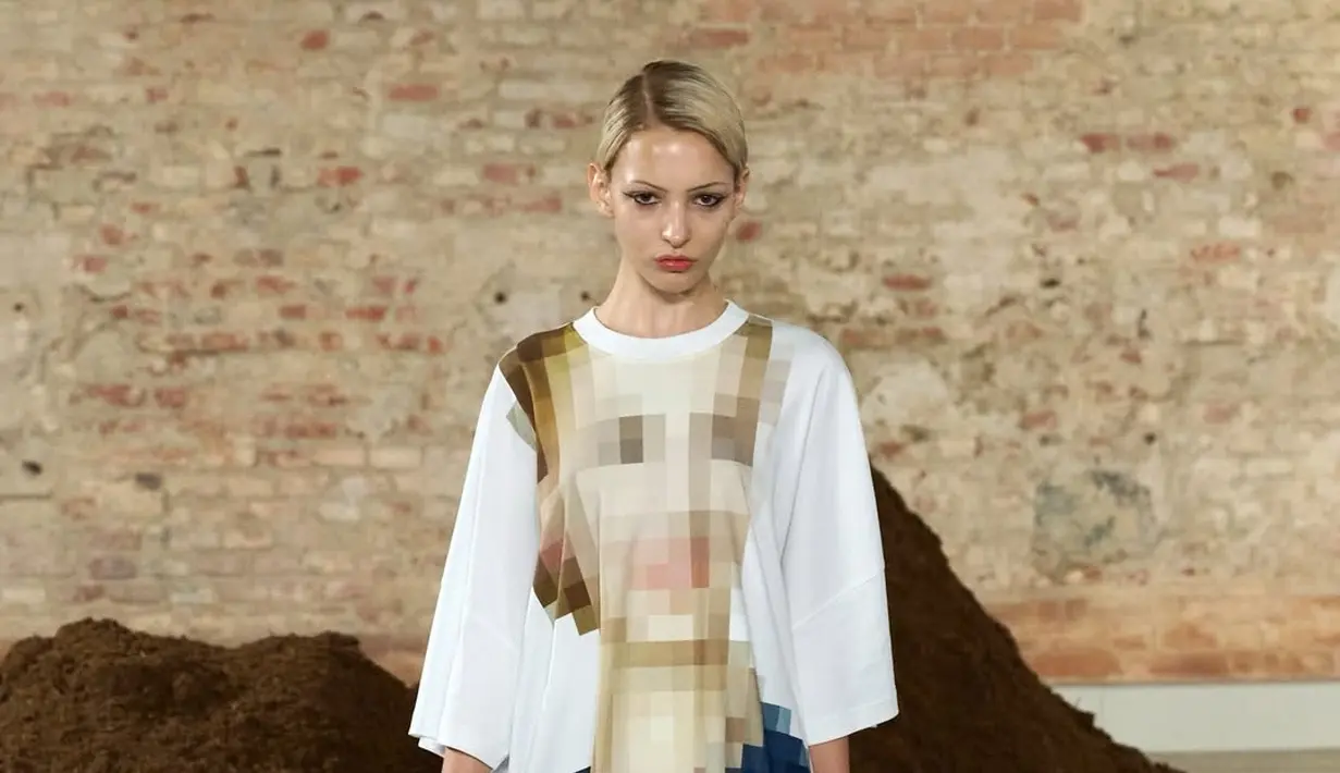 Pixelized Shirt jadi streetstyle piece yang bikin runway makin terasa hidup [@moschino]