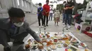 Pembelot Korea Utara Han Hong-geun (kiri)dan anggota keluarganya memberikan penghormatan kepada leluhur mereka di Korea Utara saat merayakan Chuseok dekat perbatasan dengan Korea Utara di Paviliun Imjingak, Paju, Selatan Korea, Kamis (1/10/2020). (AP Photo/Ahn Young-joon)