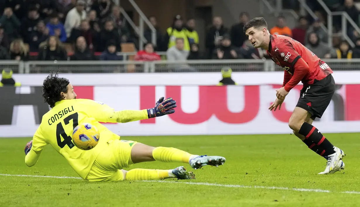 Striker AC Milan, Christian Pulisic mencetak gol ke gawang Sassuolo pada laga pekan ke-18 Serie A Liga Italia 2023/2024 di San Siro Stadium, Milan, Sabtu (30/12/2023) malam waktu setempat. (AP Photo/Antonio Calanni)