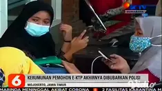 Kantor Dinas Kependudukan dan Pencatatan Sipil di Mojokerto digeruduk puluhan warga pemohon e-KTP, Sabtu (21/11). Mereka saling berdesakan berebut mengambil nomor antrean untuk perekaman e-KTP.