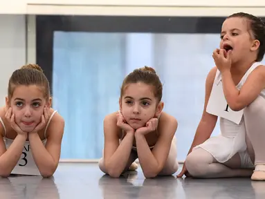 Angelina DeRosa, Angelica DeRosa dan Hermione Mercer menunggu giliran audisi sekolah balet, School of American Ballet (SAB), di Lincoln Center, New York, Senin (1/4). Sekitar 100 anak perempuan dan laki-laki berusia 6 tahun dipilih untuk mengikuti pelatihan musim gugur nanti. (TIMOTHY A. CLARY/AFP)