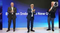 (Ki-Ka) Head of Ericsson Indonesia, Jerry Soper, Head of Ericsson South East Asia Oceania and India, Nunzio Mirtillo, dan President and CEO Ericsson, Börje Ekholm usai penekanan tombol virtual sebagai simbol peresmian kantor baru Ericsson Indonesia di Pondok Indah Office Tower 5, Jakarta (25/7/2022). (Liputan6.com/Fery Pradolo)