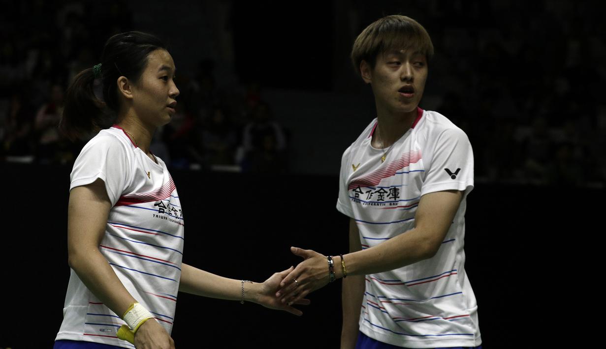 Ganda campuran Chinese Taipei, Lee Jhe-Huei/Hsu Ya Ching, merayakan kemenangan atas ganda Indonesia, Rinov Rivaldi/Pitha Haningtyas Mentari, pada laga Indonesia Masters 2020 di Istora Senayan, Jakarta, Selasa (14/1). Rinov Rivaldi/Pitha Haningtyas Mentari kalah 15-21 dan 13-21. (Bola.com/Yoppy Renat