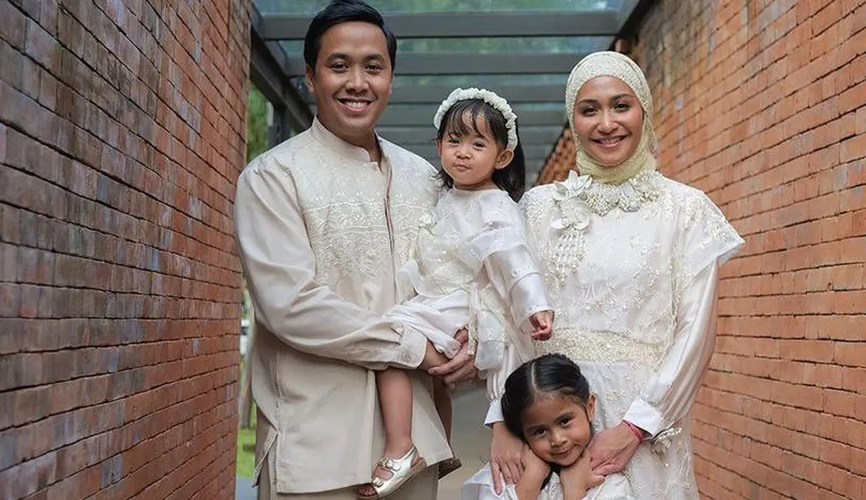 <p>Outer tersebut memiliki detail bunga putih cukup besar di bagian leher yang membuat pakaian terkesan simpel namun tetap mewah. Pakaian tersebut dipadukan heels. Credit: (@inforiamiranda)</p>