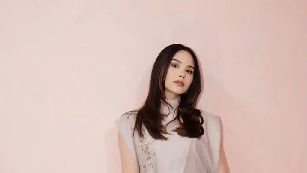 Alyssa Daguise terlihat elegan dengan beskap top modifikasi dengan jacquard pants berwarna krem. Tampilan kian maksimal dengan tas mini flap chanel bag dan sepatu pump dari  Manolo Blahnik. / Foto: Instagram Alyssa Daguise.