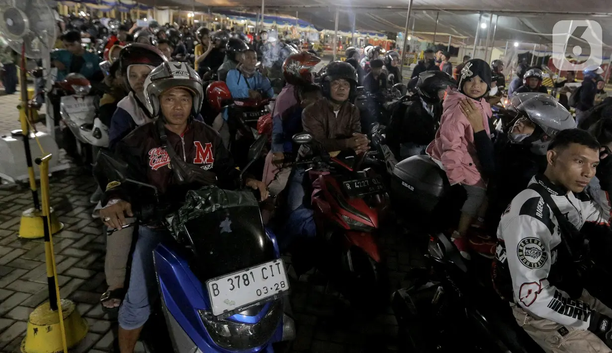 Jumlahnya pemudik yang menggunakan sepeda motor di Pelabuhan Ciwandan, Banten diprediksi akan terus meningkat dalam beberapa hari ke depan. (Liputan6.com/Herman Zakharia)