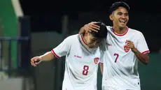 Pemain Timnas Indonesia U-23, Witan Sulaeman melakukan selebrasi bersama Marselino Ferdinan setelah mencetak gol kemenangan timnya ke gawang Uni Emirat Arab U-23 pada laga uji coba jelang Piala Asia U-23 2024 di Dubai, Senin (09/04/2024) WIB. (Dok. PSSI)