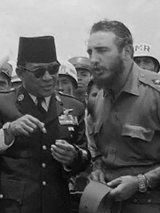 Ir. Soekarno bersama Fidel Castro, Presiden Kuba sejak 1976 hingga 2008. (via duniadalamsejarah.blogspot.co.id)