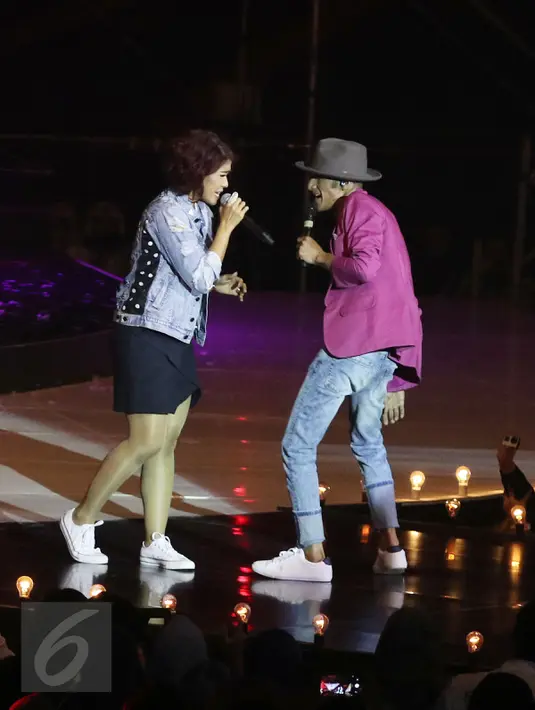 Kolaborasi Reza 'The Groove' bersama Indah 'Maliq & D'Essentials' dalam konser D'Essentials of Groove di JCC Senayan, Jakarta, Selasa (6/9). Konser ini untuk merayakan ulang tahun kedua band yang sama-sama lahir pada 15 Mei. (Liputan6.com/Herman Zakharia)