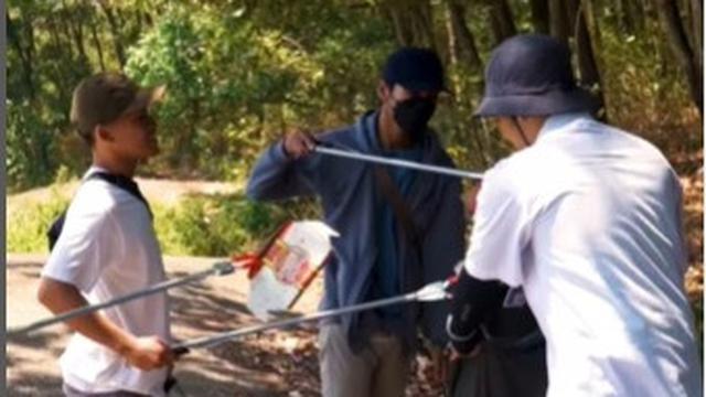 Aksi Komunitas Pecinta Kereta Api Bersihkan Bukit Pandang Menara Senja