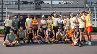 Peserta Maybank Marathon 2023 foto bersama usai persiapan fisik menuju Elite Label Road Race Maybank Marathon 2023 yang akan diselenggarakan di Bali Safari & Marine Park Gianyar, Jakarta (21/05/2023). (Liputan6.com/HO)