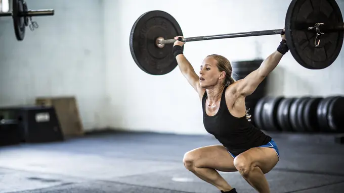 6 Alasan Kenapa Kamu Harus Olahraga Angkat Beban