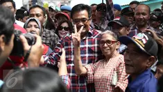 Cawagub DKI Jakarta, Djarot Saiful Hidayat saat tiba mengunjungi warga Kampung Makasar, Jakarta, Kamis (8/12). Dengan disambut warga dan anak-anak Djarot menyusuri Jalan Kerja Bakti yang menjadi lokasi blusukan-nya. (Liputan6.com/Faizal Fanani)