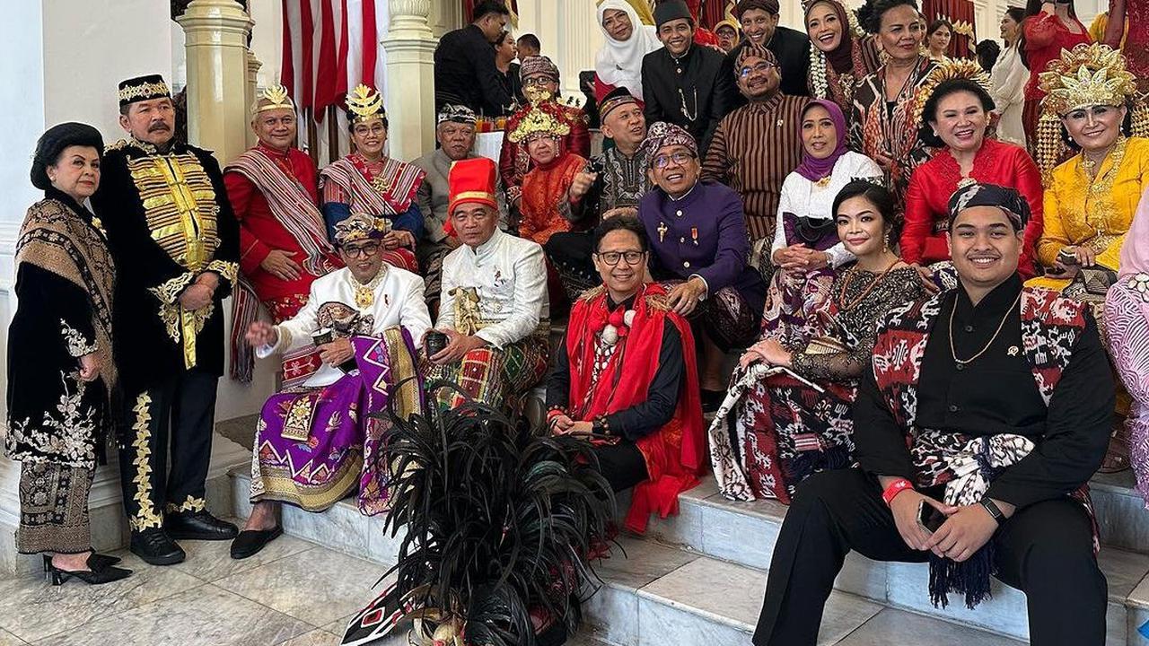 Akhirnya hampir seluruh kabinet Jokowi bergabung ndeprok di tangga Istana. Ada Menhub Budi Karya, Seskab Pramono Anung, Menko PMK Muhadjir,